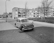 851596 Afbeelding van een autowrak van een Fiat millecento (kenteken: XD-68-37), geparkeerd op de Prinses Christinalaan ...